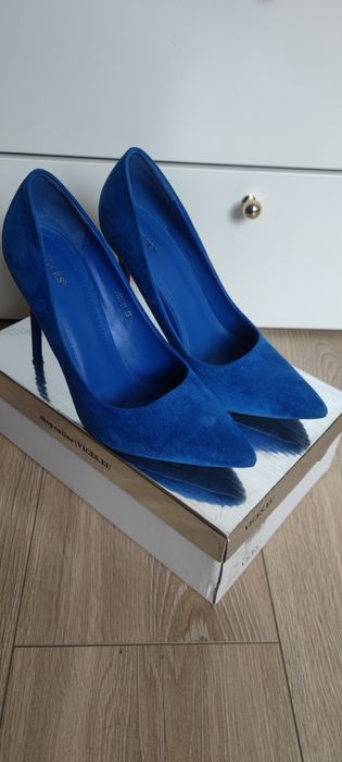 Kobaltowe szpilki 39