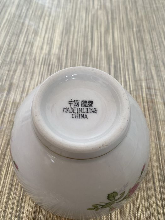 Antiga tigela de porcelana