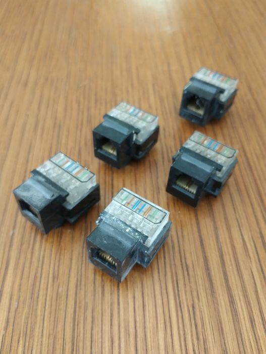 5 używanych gniazd RJ11
