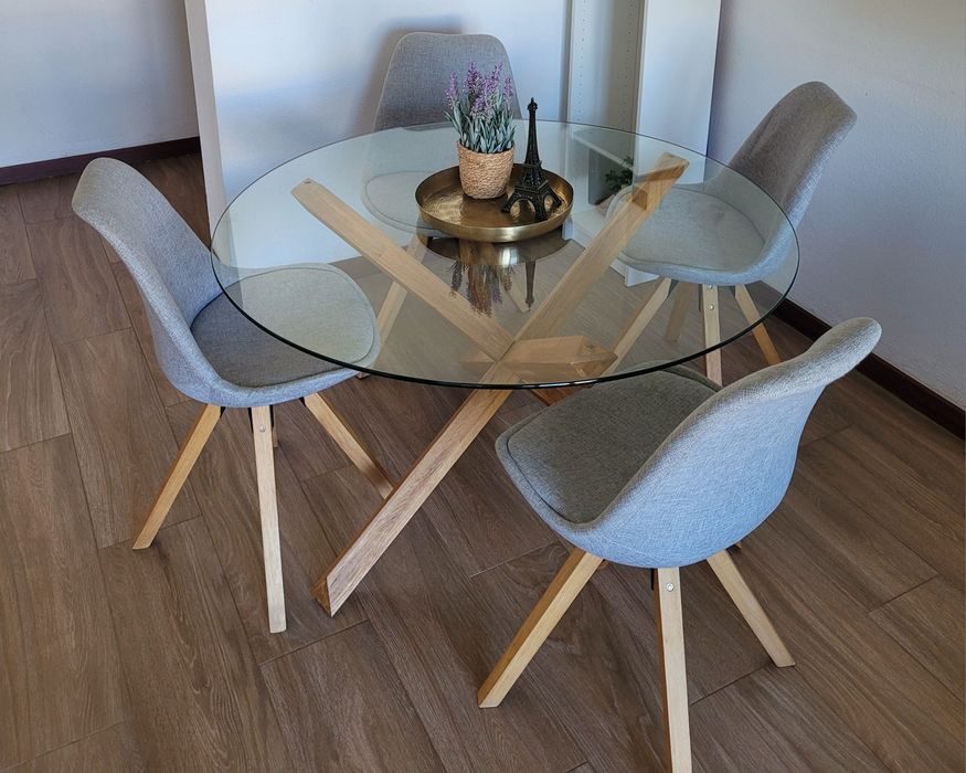 Mesa com pés de madeira e tampo de vidro