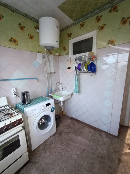 Продаж 2-х кімнатна на Амосова район міської лікарні