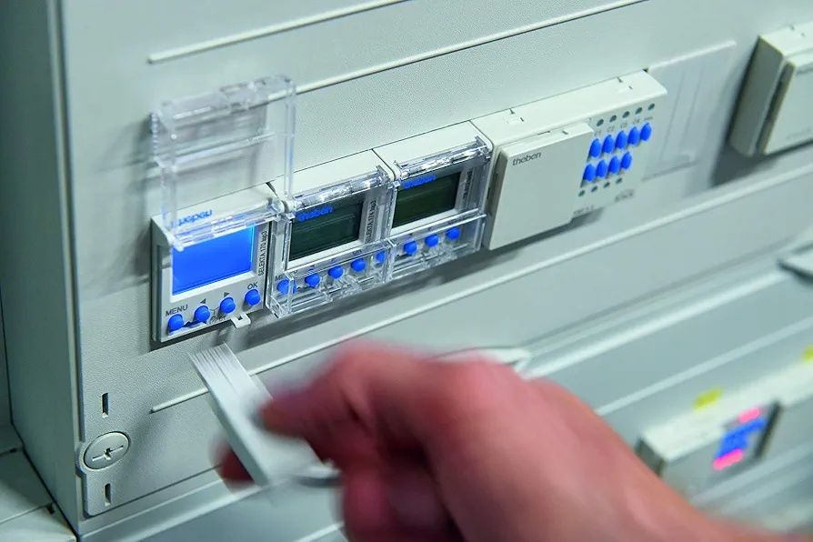 Theben TR 610 top3 1-канальний тижневий цифровий таймер