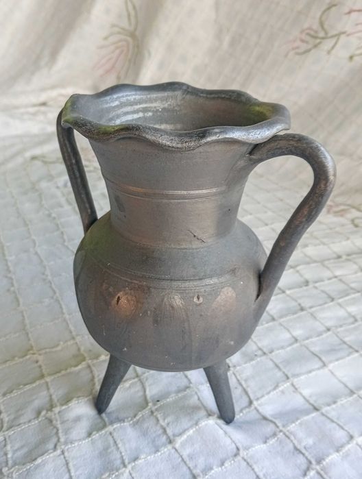 Peça de três pernas de barro negro