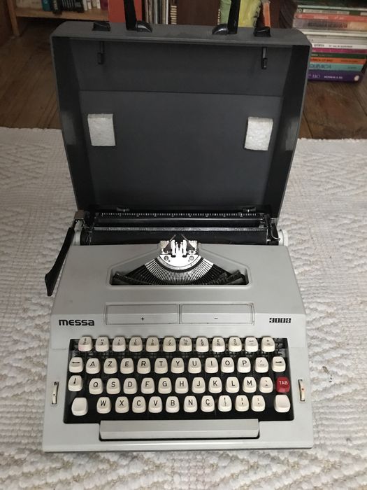 Máquina de escrever Messa com o estojo