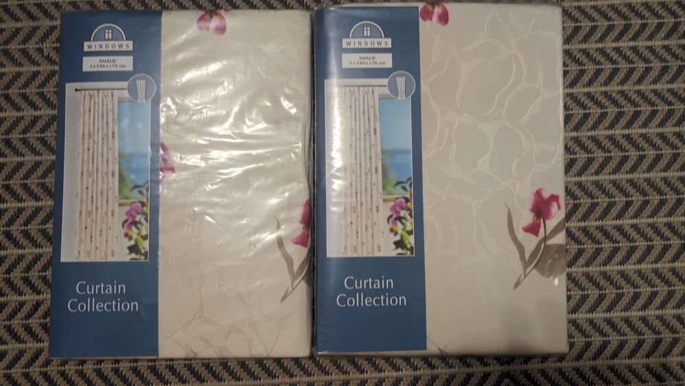 Штори темно-сірі, теракотові, ванільні з квіткою.