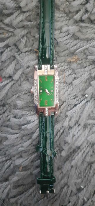 Damski zegarek w kolorze zielonym.