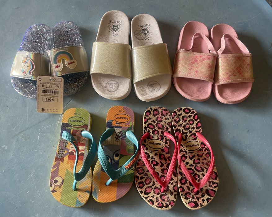 Chinelos de menina em novas e bom estado