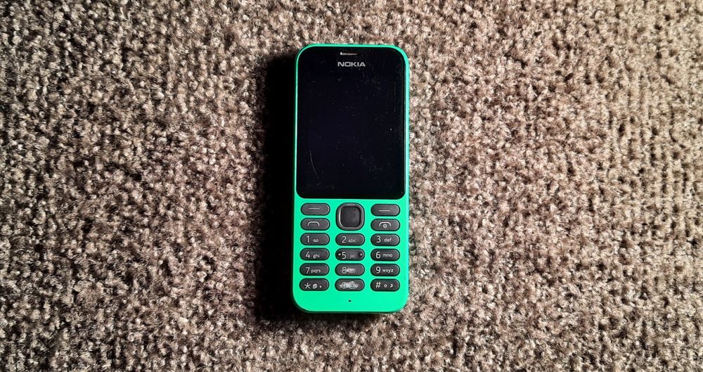 Nokia 215, телефон (не включається).