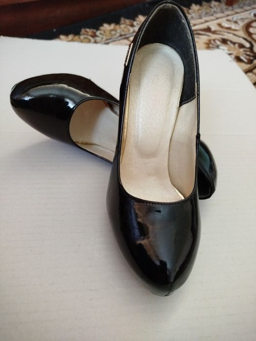 Лакові туфлі на підборах