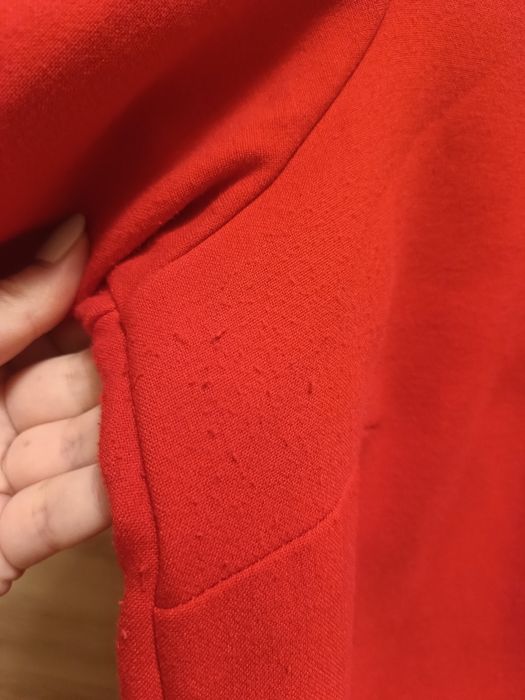 Damska czerwona sukienka na 3/4 rękaw z wycięciem marka Norbi