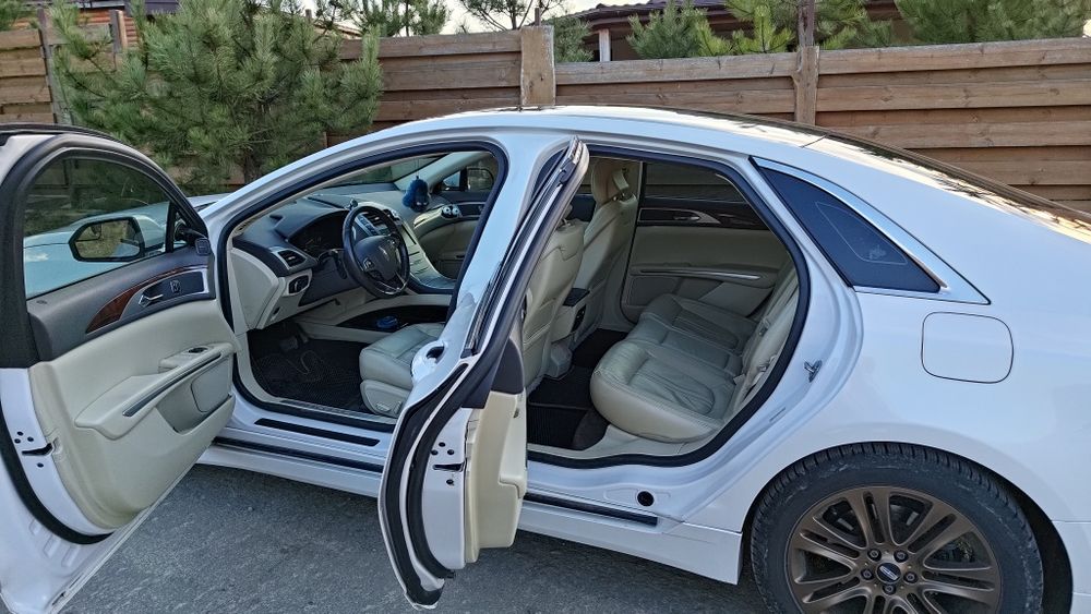 Гібрид бізнес класу. Розхід 5,5 по місту