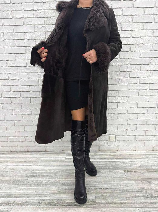 Дублянка на запах з натур. Замшi, шоколадного кольору. Легка.