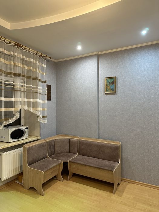 Кухонный диванчик, стол и две табуретки!!