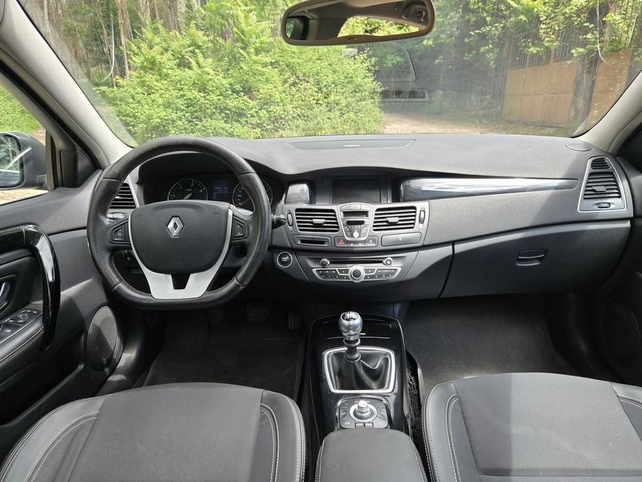 Conforto para viagens com a família em um carro em excelente estado topo de gama