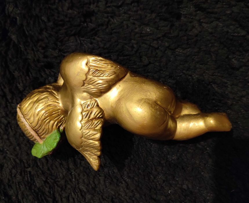 Anjo dourado em gesso