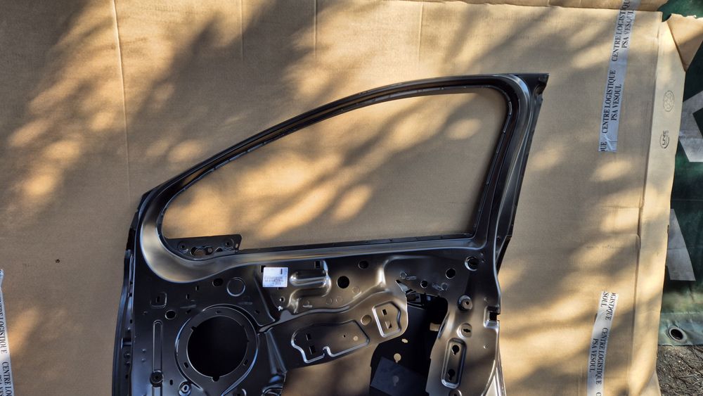 Drzwi prawy przód peugeot 2008 nowe oryginał 13-