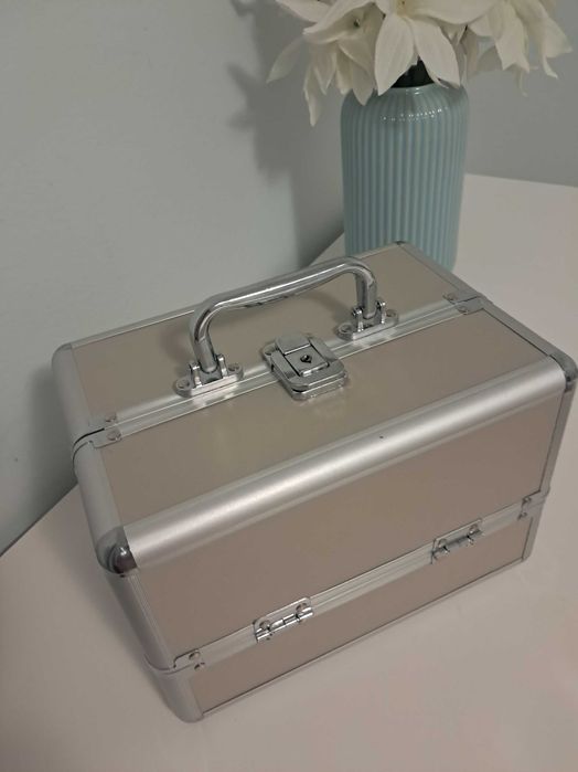 Maleta / Necessaire, 17cm x 17 cm x 25 cm