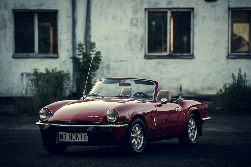 Wynajem samochodu na ślub - czerwony kabriolet cabrio Triumph Spitfire