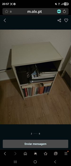 Cama creme e mesa cabeceira ikea
