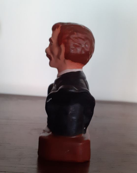 Busto do Dr. Sousa Martins.  Cerâmica.