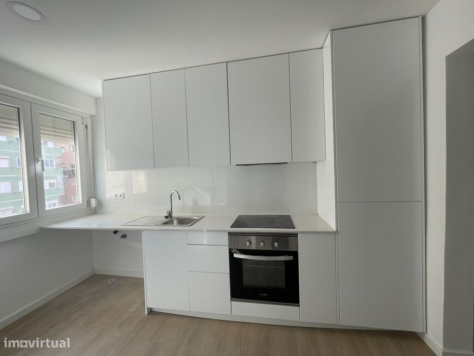 Apartamento T2 com varanda na Av. Mouzinho de Albuquerque em Lisboa