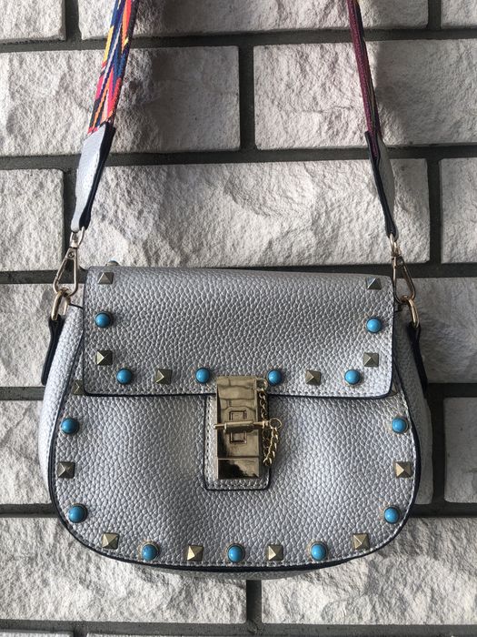 Mała torebka srebrna oryginalna z kolorowym paskiem