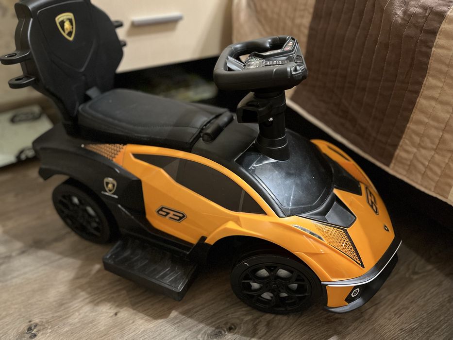 Толокар машина Lamborgini, з батьківською ручкою