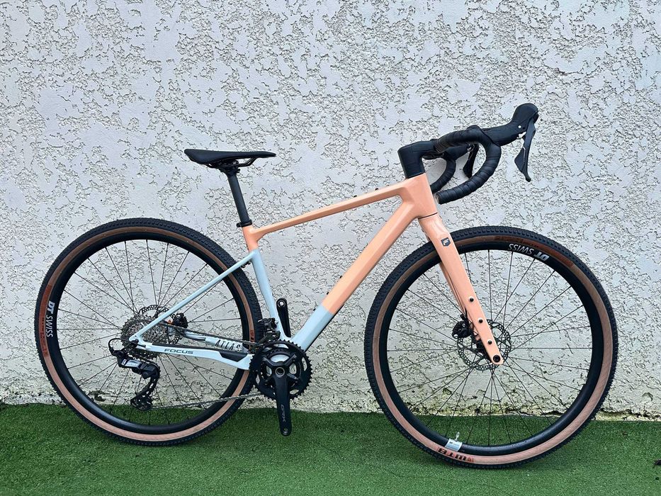 У продажу карбоновий гравійний велосипед Focus Shimano GRX 820 2х12s