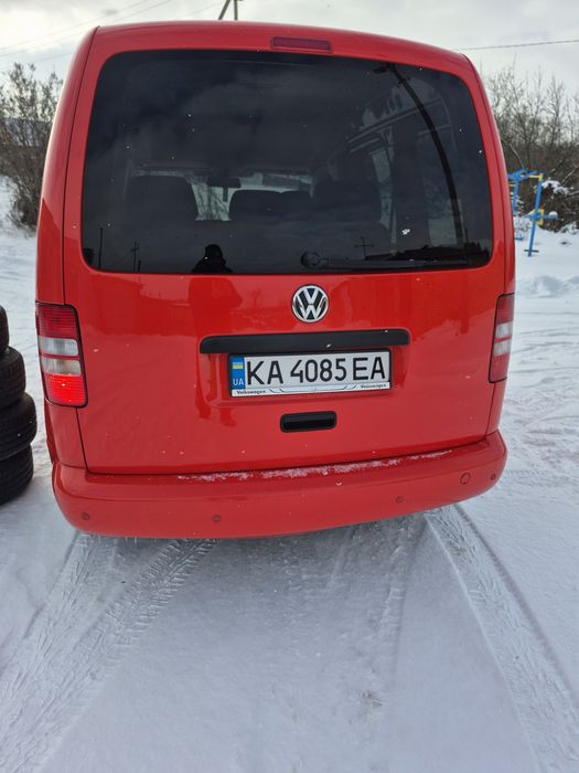 Volkswagen Caddy (2013рік-1,6 дизель+комплект гуми-літо на дисках)