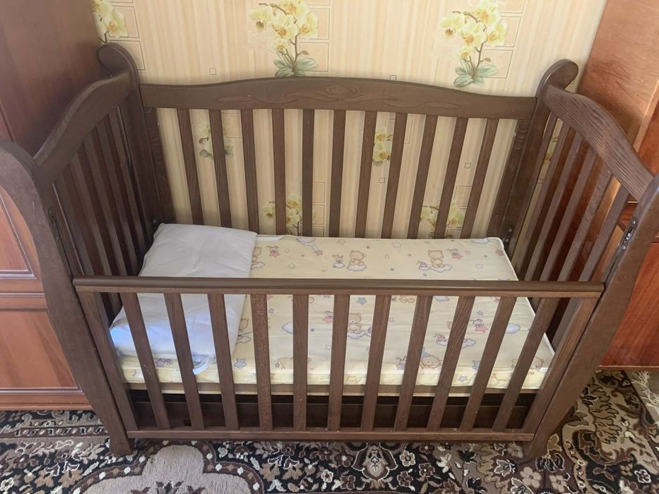 Продам дитяче ліжечко та стільчик для годування