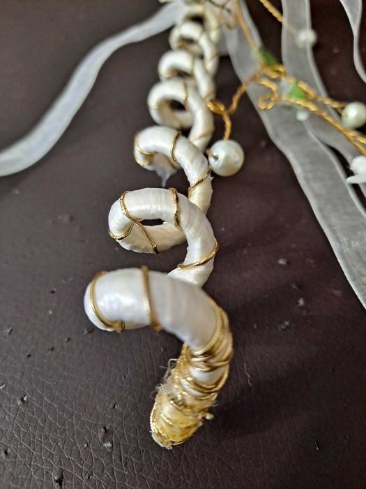 Porta Alianças em forma de Flor, com fio dourado e perolas