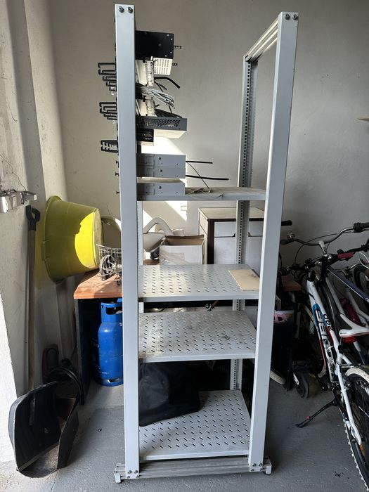 Regał + switch cisco + zyxel Gs1100 sg200-26 + inne