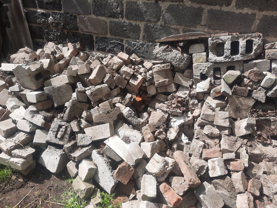Кирпич битый отдам даром