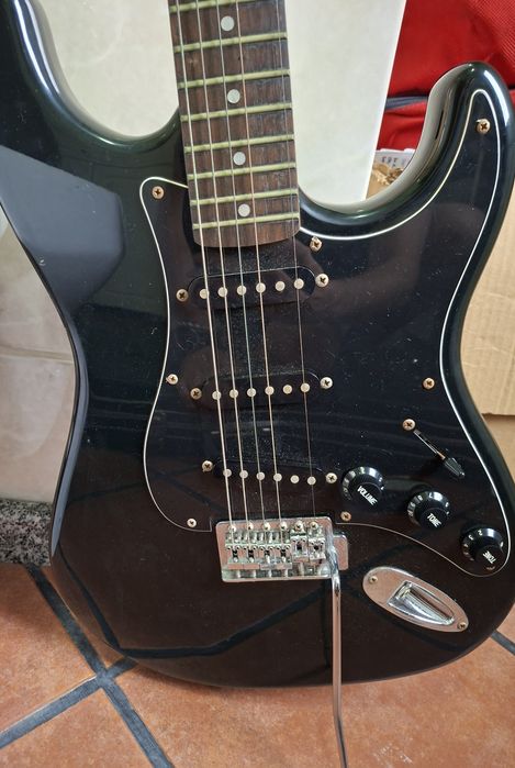 Guitarra Maison Preta c/estojo rigido
