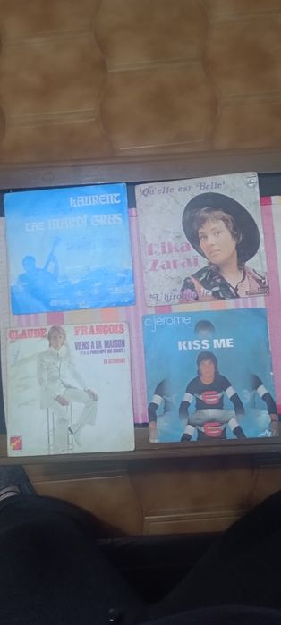 Lote 30 Discos Vinil Single (7'') – Rolling Stones, Roberto Carlos e Clássicos Franceses