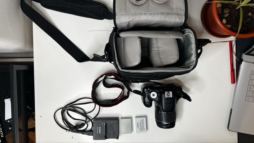 Canon EOS 550D + Objetiva 18-55mm IS | 2 Baterias + Bolsa | Bom Estado