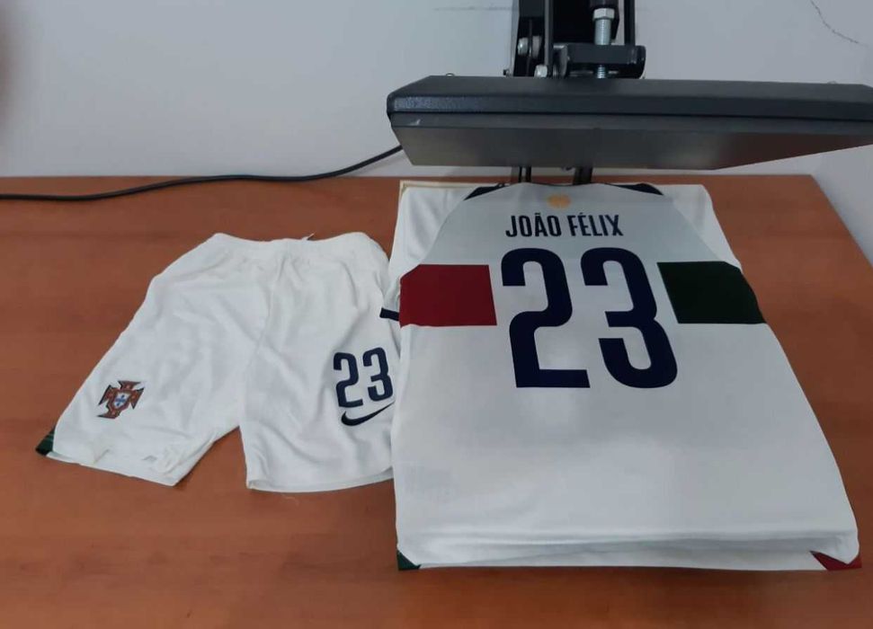 Conjunto vermelho de criança de Portugal 2022