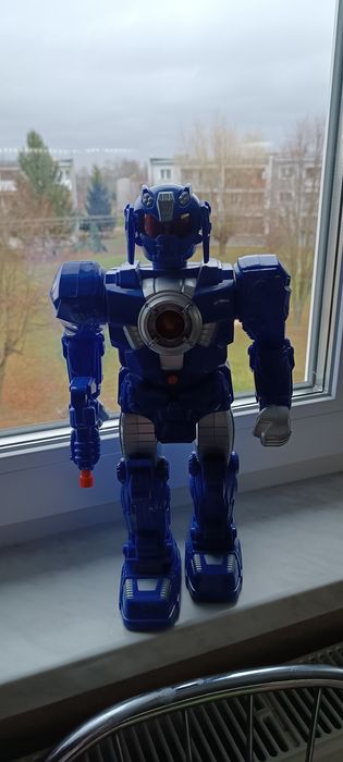 Robot chodzi i strzela