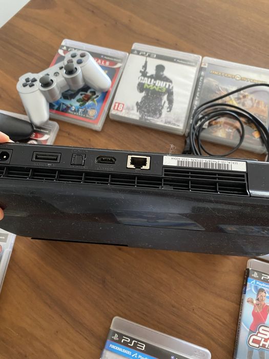 Consola Playsation 3 com nove jogos e desbloqueada