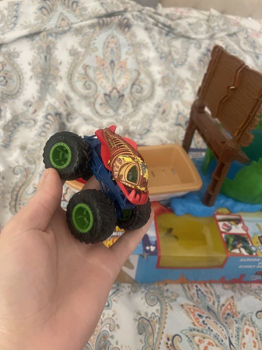 Ігровий набір Hot Wheels Monster Trucks Полювання крокодила