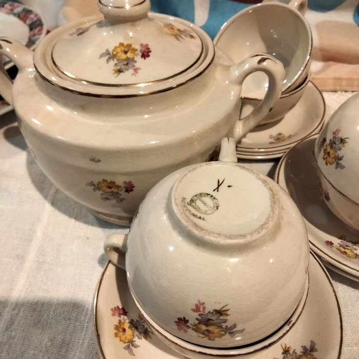 Loiça vintage - Bule, chávenas e jarras