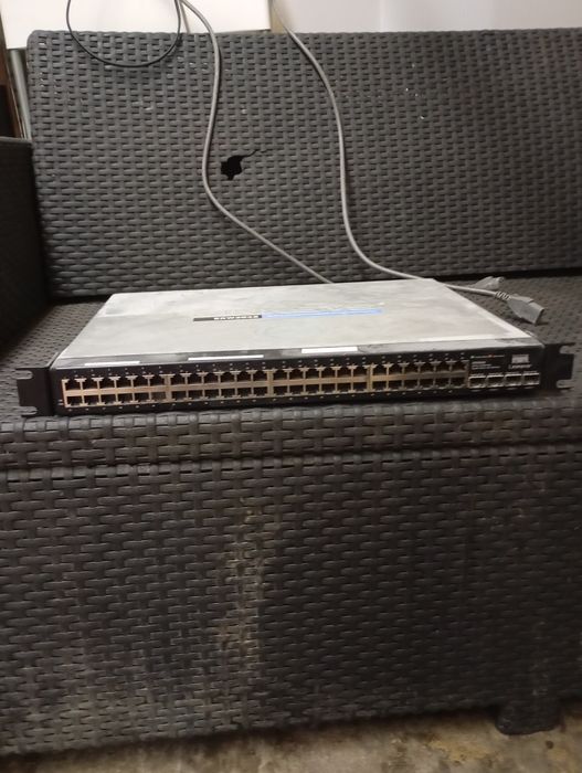 Switch Gigabit de 48 portas Cisco Linksys SRW2048.