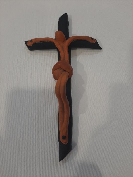 Crucifixo com cristo em barro