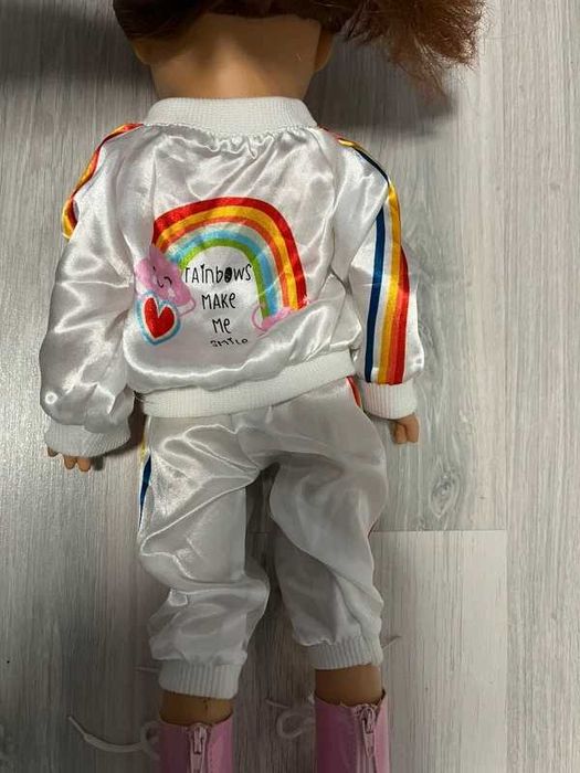 Lalka mówiąca z ubrankami.