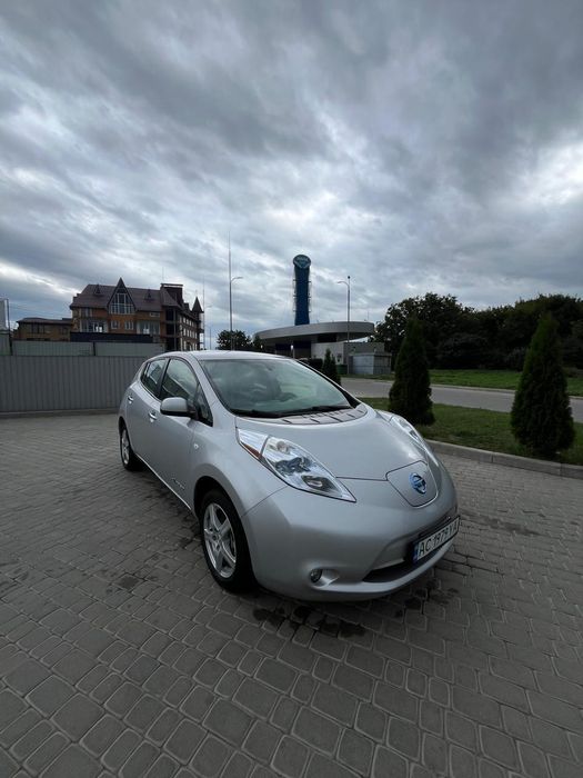 Nissan leaf з підігрівом і сонячною панелью