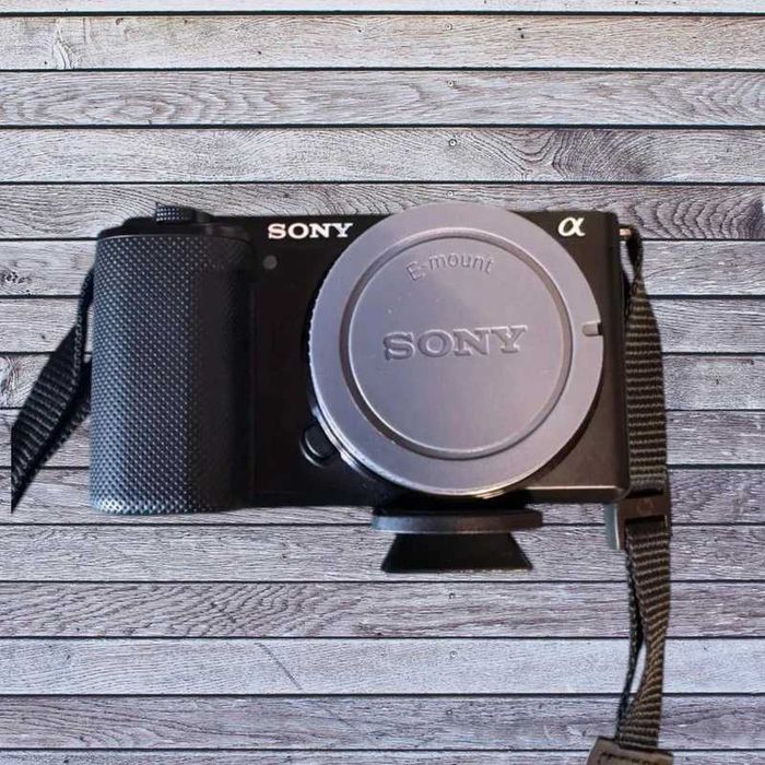 Aparat bezlusterkowiec to Sony ZV-E10