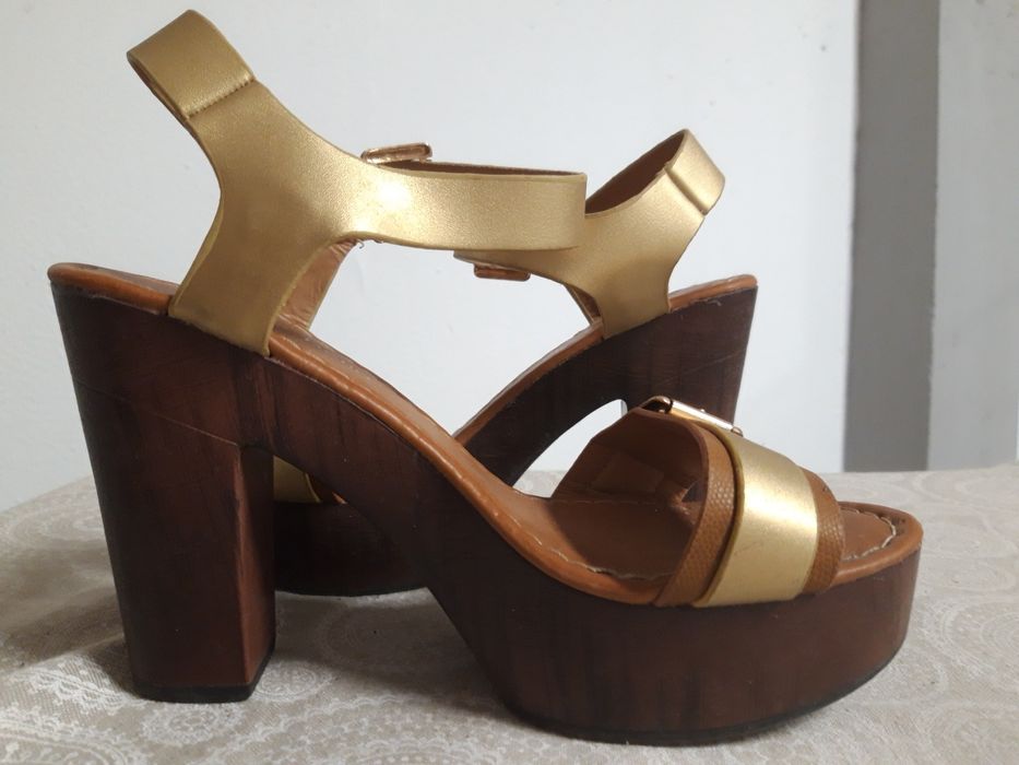 Sandálias tacão T39 Coco Perla