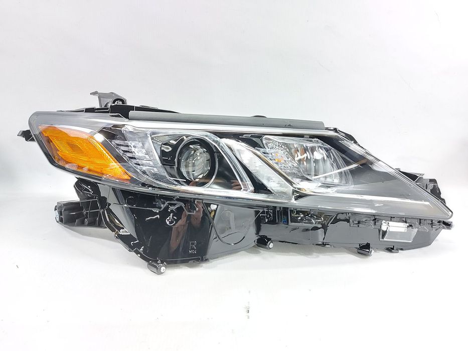 Фара передня права Toyota Camry 2017-2020 8111006C40