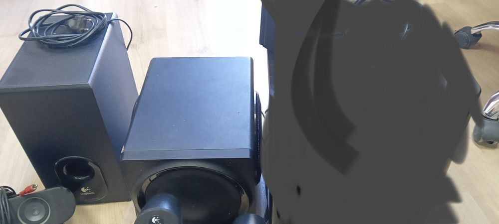 Subbasy  sprzedam jeden jest z 5 głośnikami drugi bez