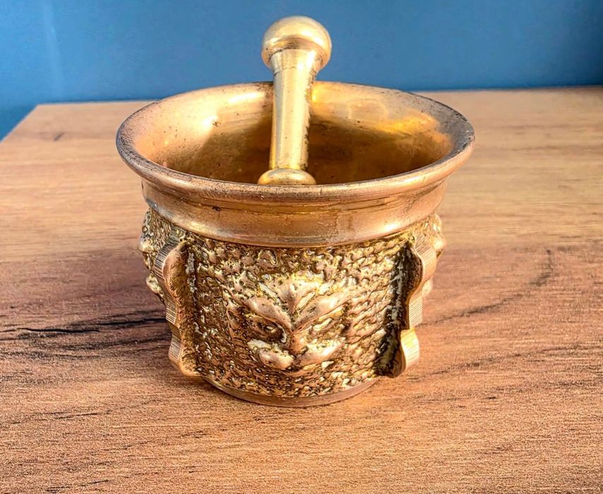 Almofariz antigo com pilão em bronze